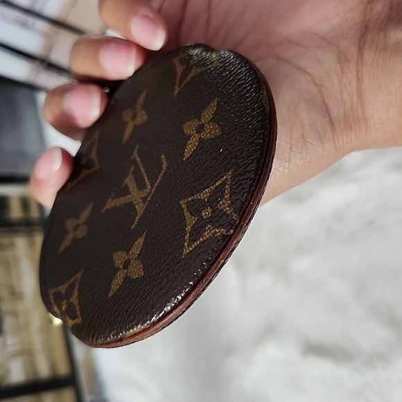 Louis Vuitton round coin pouch. - Picture 5 of 13